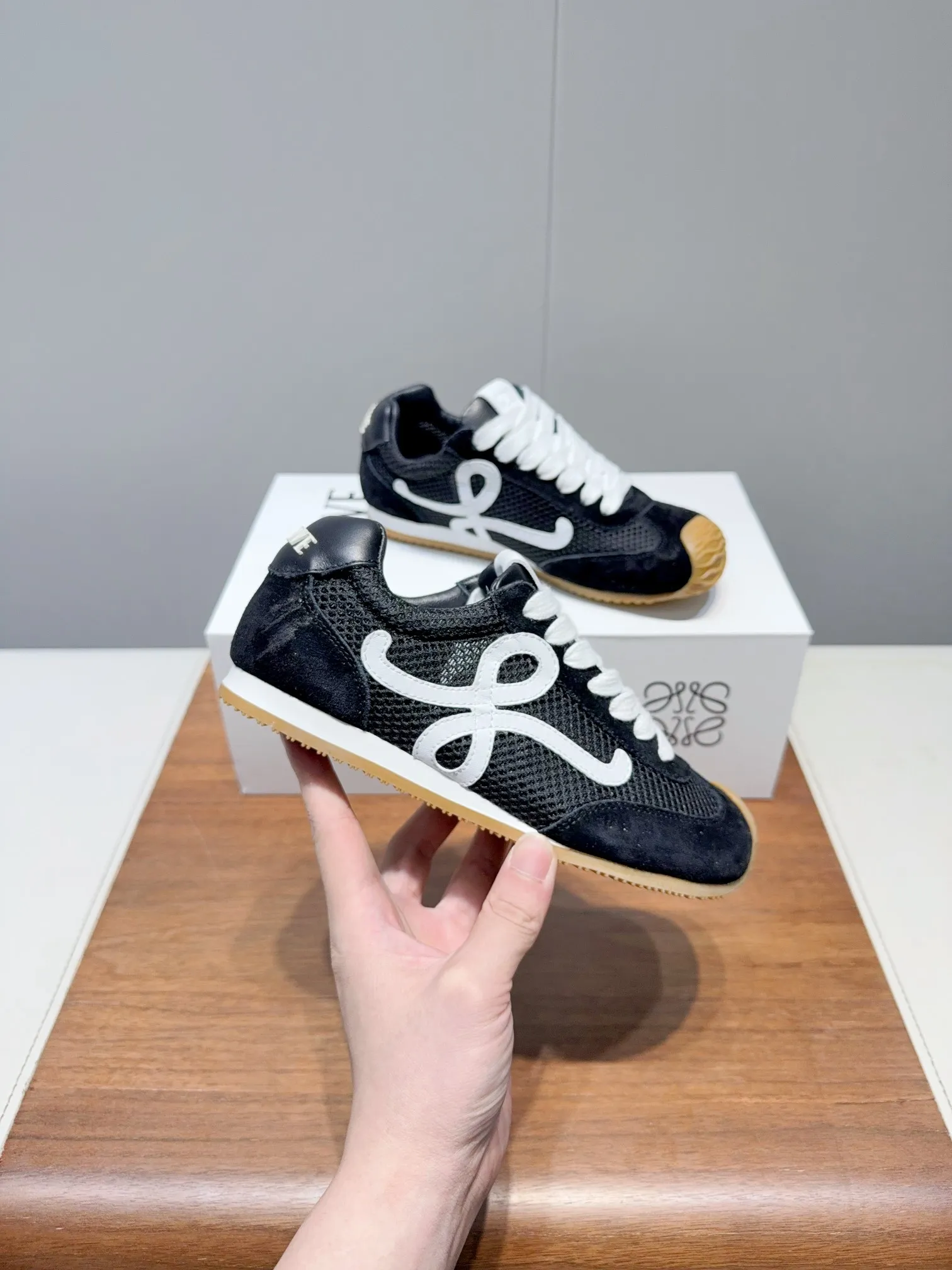 👟👟Ex-factory price 560👟👟 Loewe LOEW- 2025 mesh moral training shoes Super awesome Asymmetric toe shape, as LOEWE's signature design Super soft, lightweight and flexible sole, new wave texture rubber outsole, extending to the toe, upgraded soft leather lining and footbed to provide maximum comfort, 3D injection molded rubber LOEWE logo on the heel Fully open mold matching material Size: 35-40 (custom-made for 40 women, non-refundable)